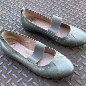 Nurture Women Sandal Shoes Flat Gray Metallic Tone Leather Mary Jane Size 8.5M
